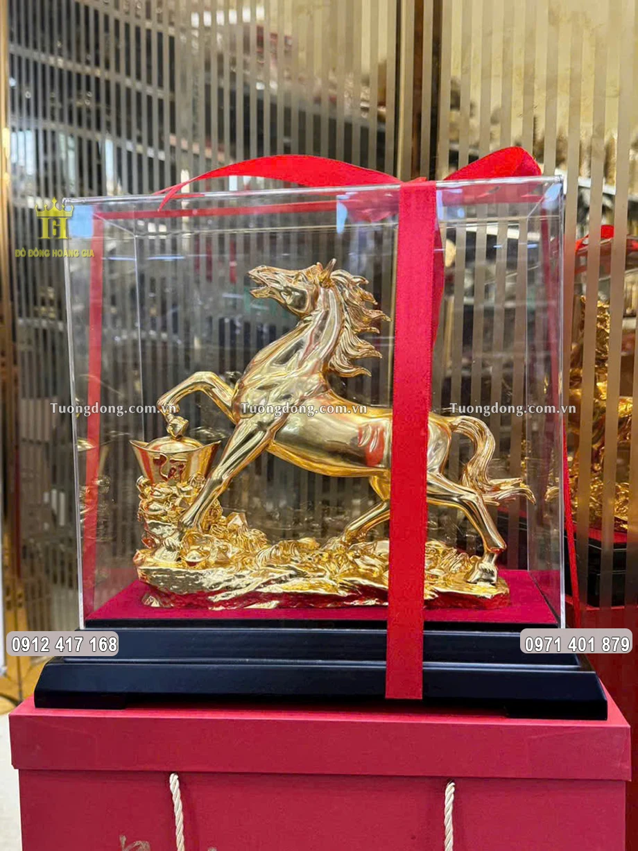 Con ngựa được đựng trong hộp quà sang trọng